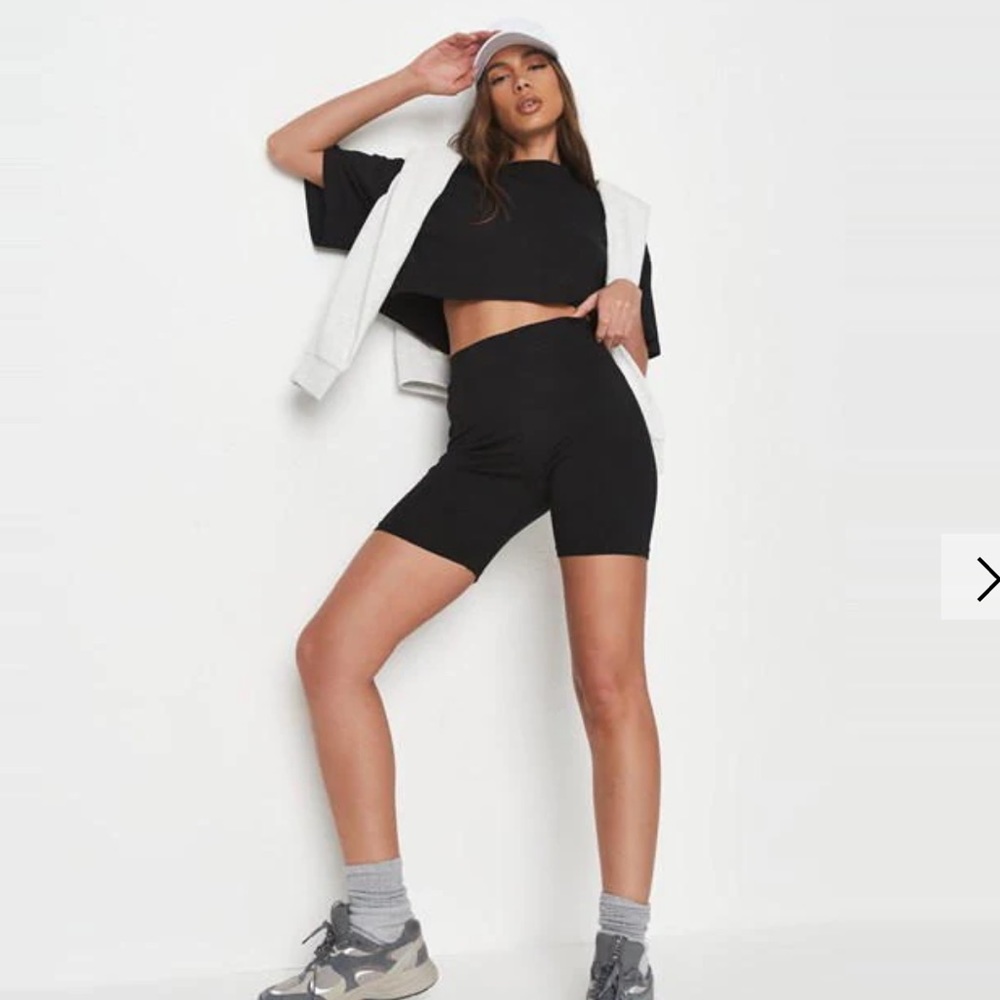 BIKER CREAM SHORTS